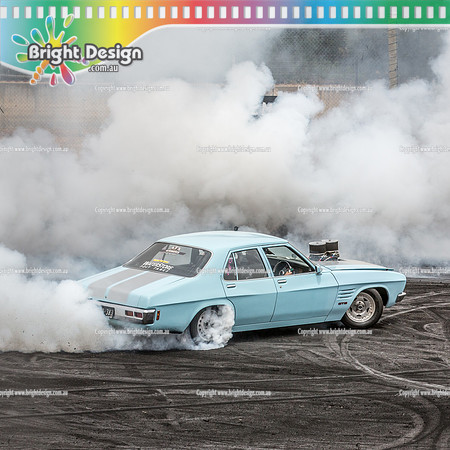 Street Machine Supernats 24 @ Stawell Motor Sports Club 8 Dec 2018  (1729)-2  HQ383 BURNOUT
