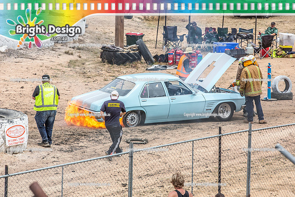 Street Machine Supernats 24 @ Stawell Motor Sports Club 8 Dec 2018  (1737)  HQ383 BURNOUT FIRE